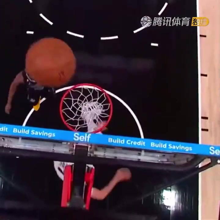 罕見一幕！努爾基奇拋投 球神奇停在籃板上沿 看呆凱爾登?。ㄅ瑺柣婕\）
